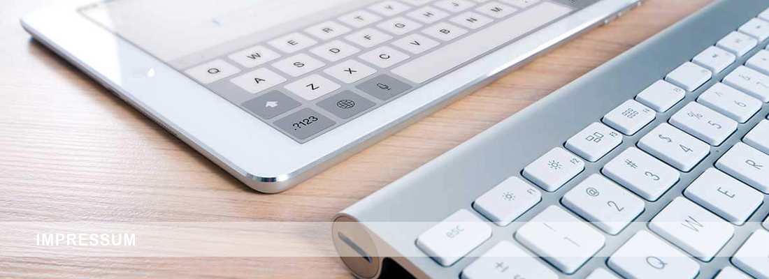 Computertastatur und iPad auf einem Tisch
